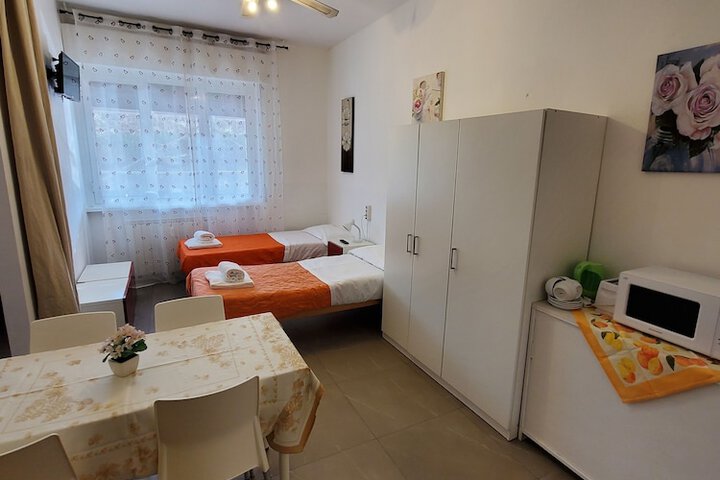 Room 33 of 103