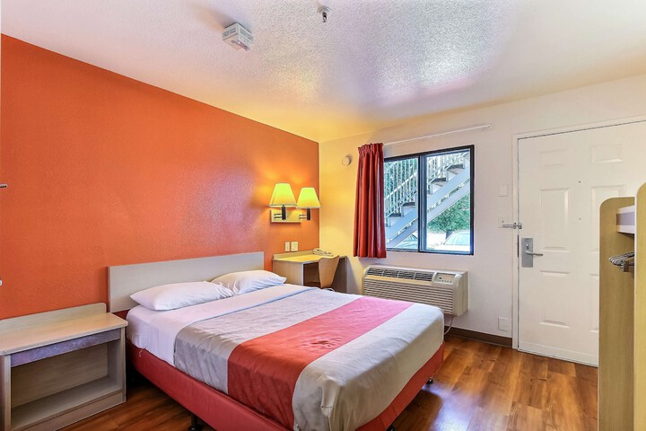 1 Queen Bed (8 of 9)