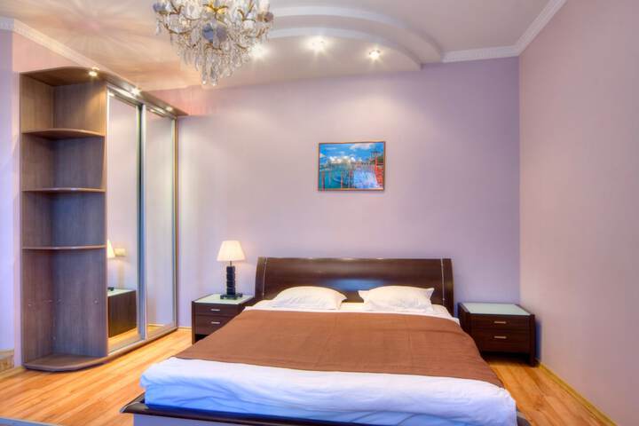 Room 4 of 100
