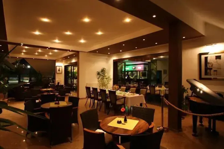Dining 9 of 10