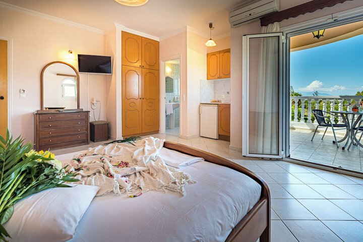 Room 4 of 32