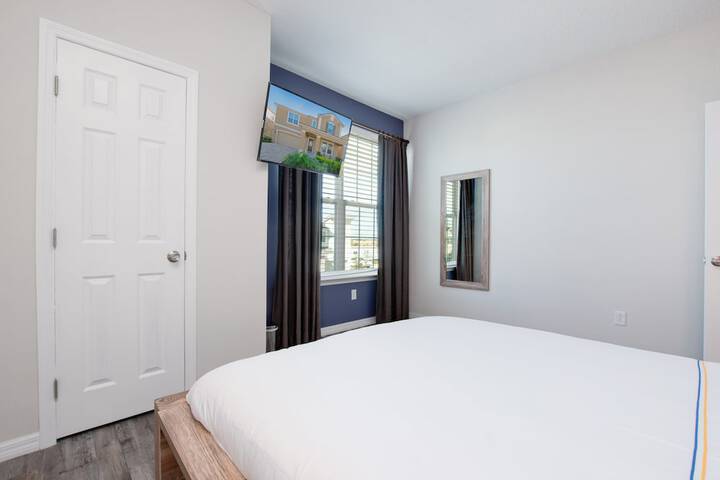 Room 8 of 80