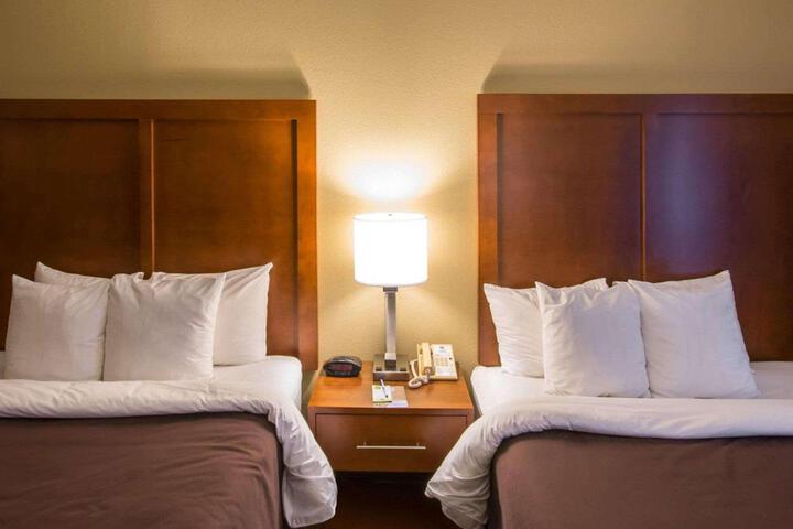 2 Queen Beds Accessible (4 of 9)