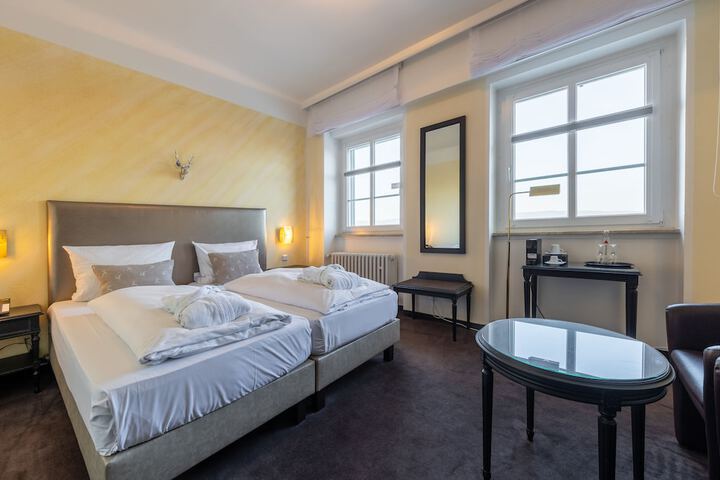 Room 21 of 102