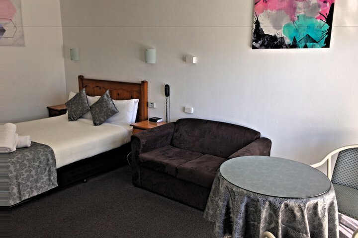 Room 9 of 32