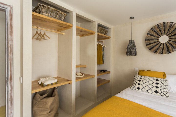 Room 8 of 118