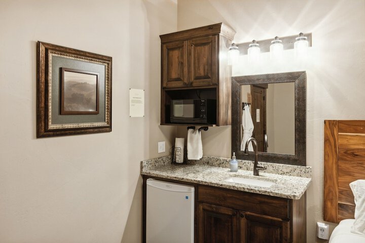 Room 81 of 225