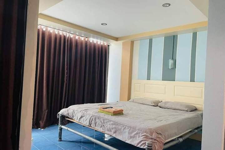 Room 6 of 12