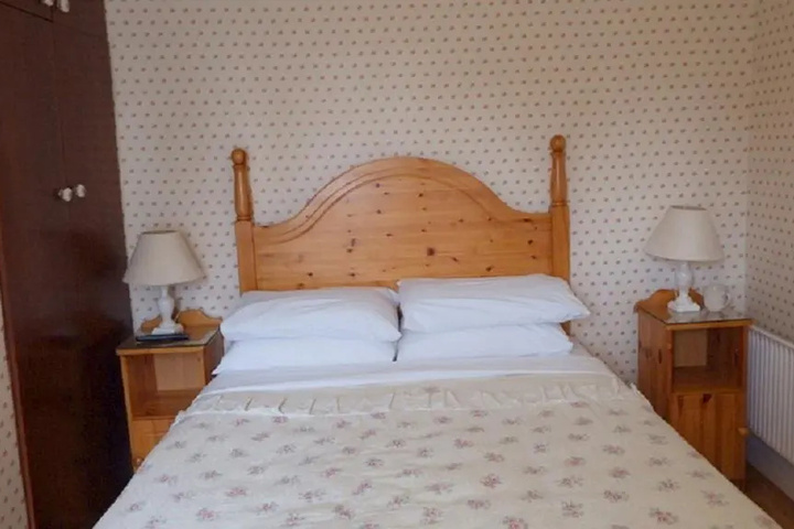 Room 4 of 12
