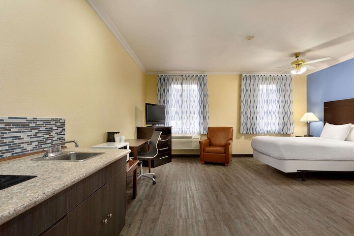1 King Bed (4 of 20)