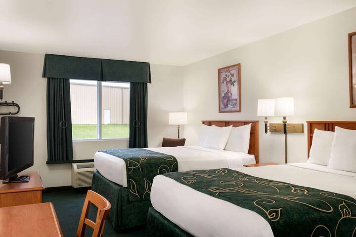 1 Queen Bed (10 of 11)