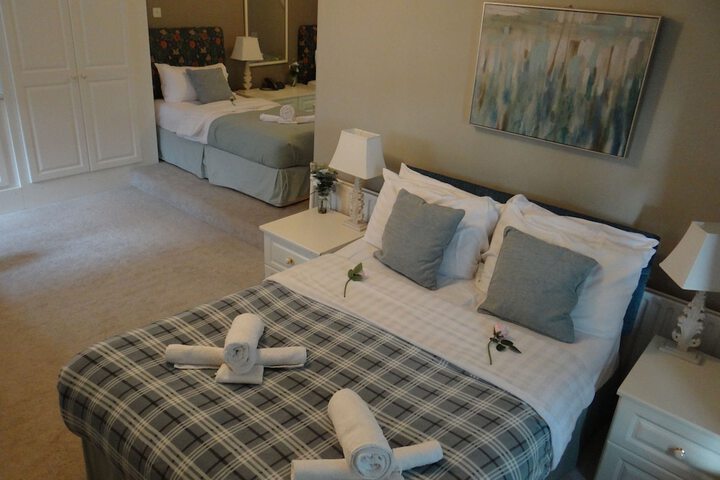 Room 4 of 16