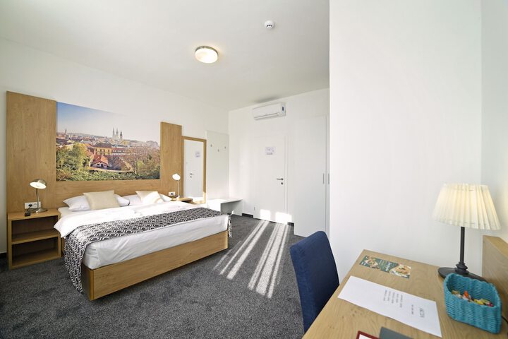 Room 16 of 39