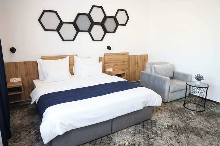Room 6 of 25