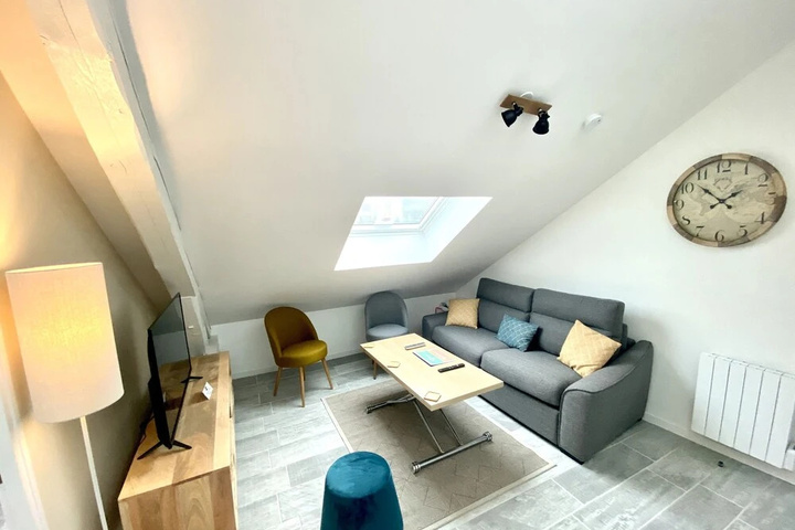 Room 6 of 12