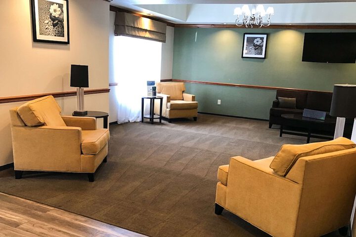 Lounge 37 of 42