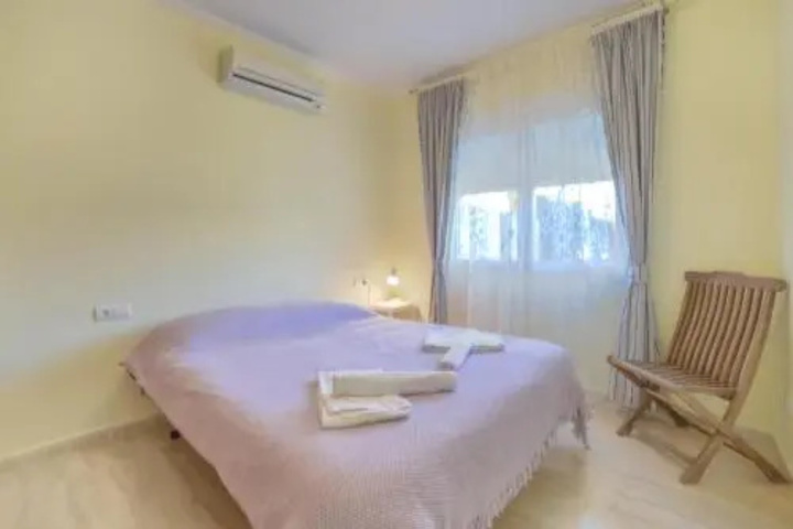 Room 2 of 17