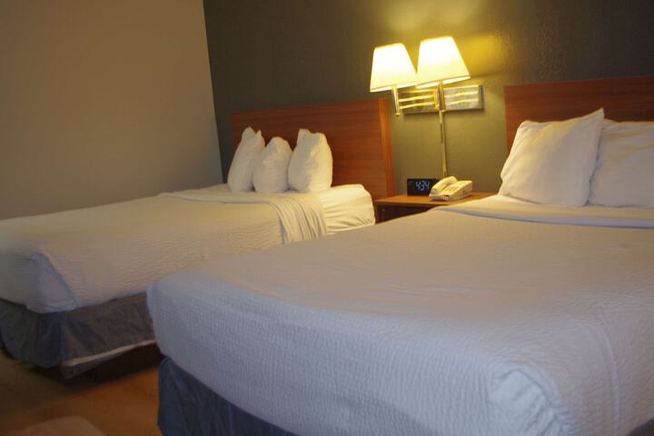 2 Queen Beds (7 of 12)