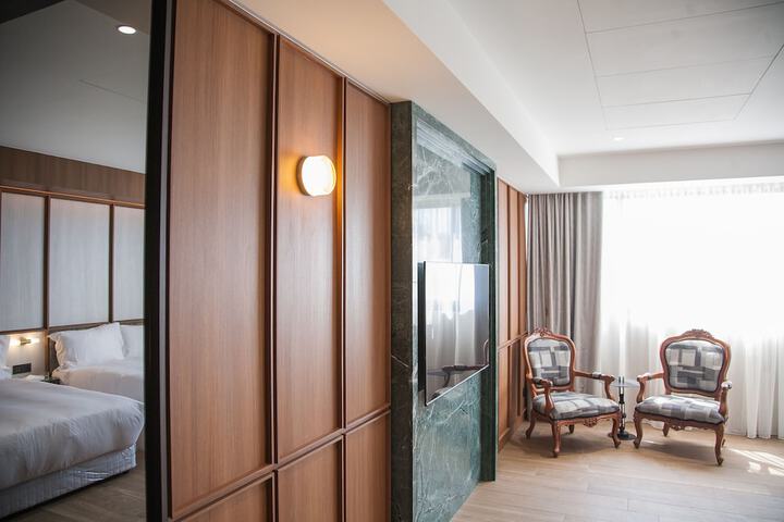 Room 90 of 243