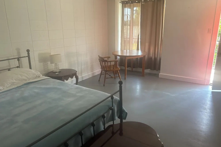 Room 6 of 13