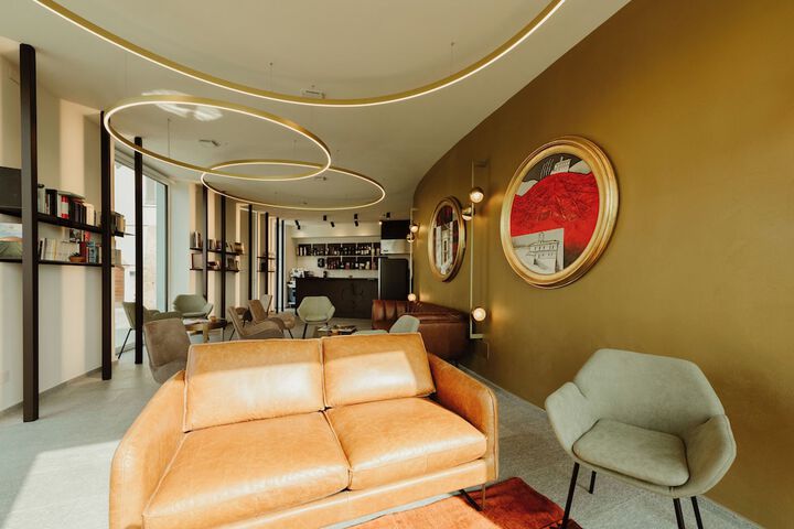 Lounge 62 of 81