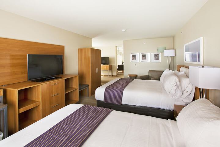 2 Queen Beds (13 of 18)