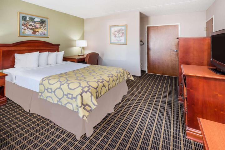 1 Queen Bed Accessible Room (4 of 5)