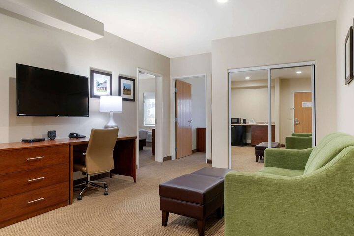 1 King Bed Suite (7 of 16)