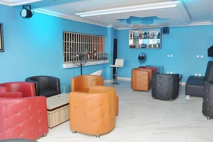 Lounge 40 of 51
