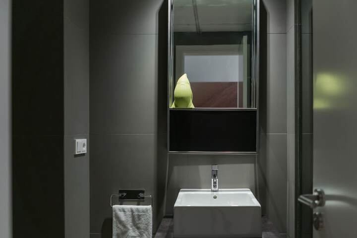 Room 6 of 27