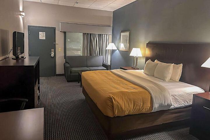 1 King Bed Efficiency (7 of 7)