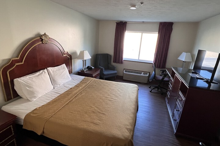 1 King Bed (13 of 14)