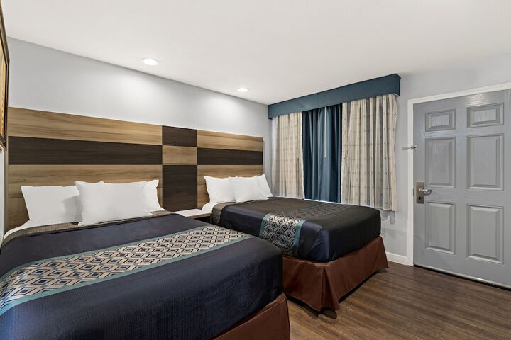 2 Double Beds (9 of 13)