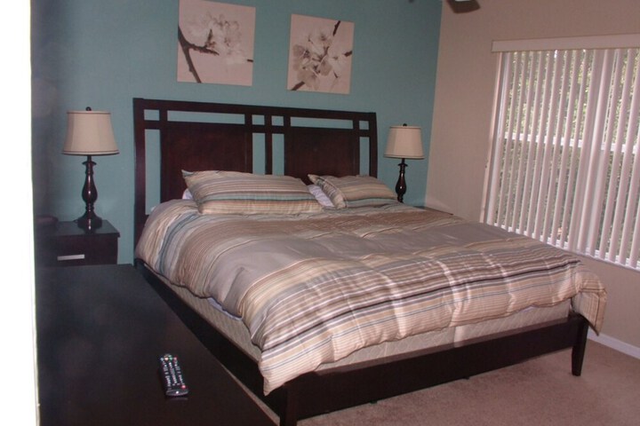 Room 6 of 10