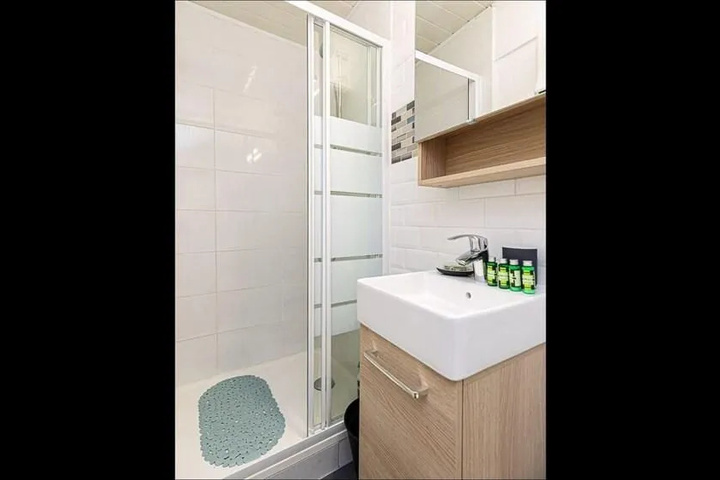 Room 8 of 9