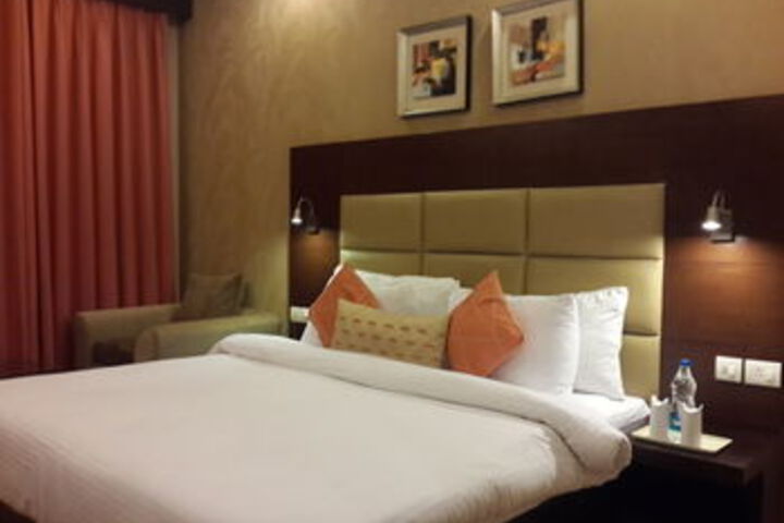 Room 10 of 16