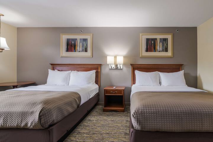 2 Queen Beds (7 of 8)