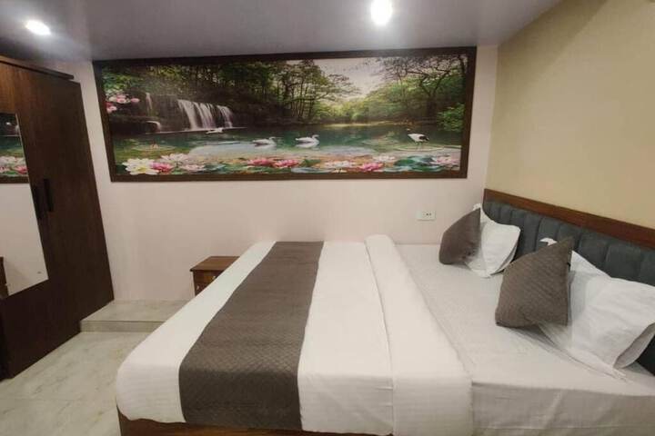 Room 4 of 12