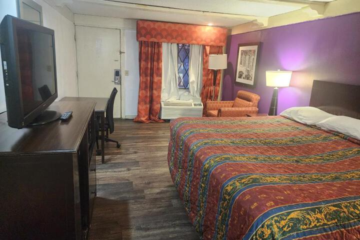 1 King Bed (2 of 2)