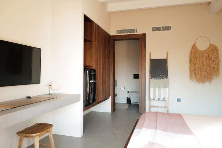 Room 4 of 77