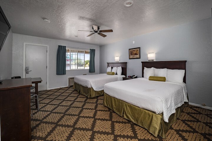 1 Queen Bed (9 of 10)
