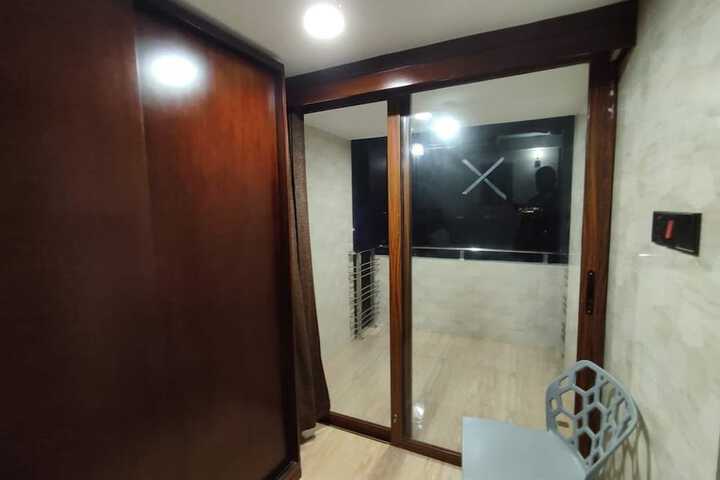 Room 6 of 8