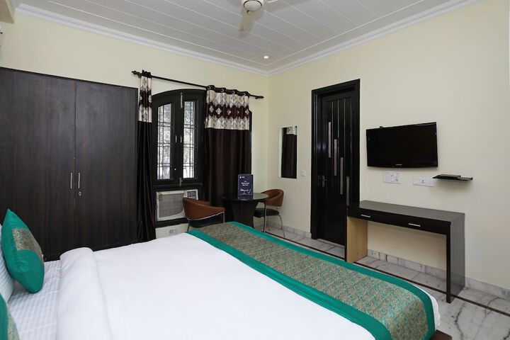 Room 6 of 18