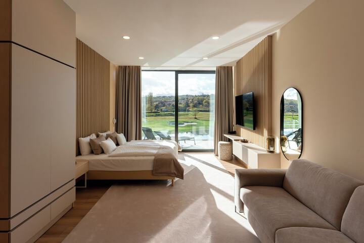 Room 4 of 8