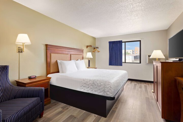 1 King Bed (8 of 11)