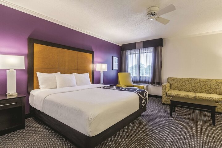 Deluxe King Bed (5 of 15)