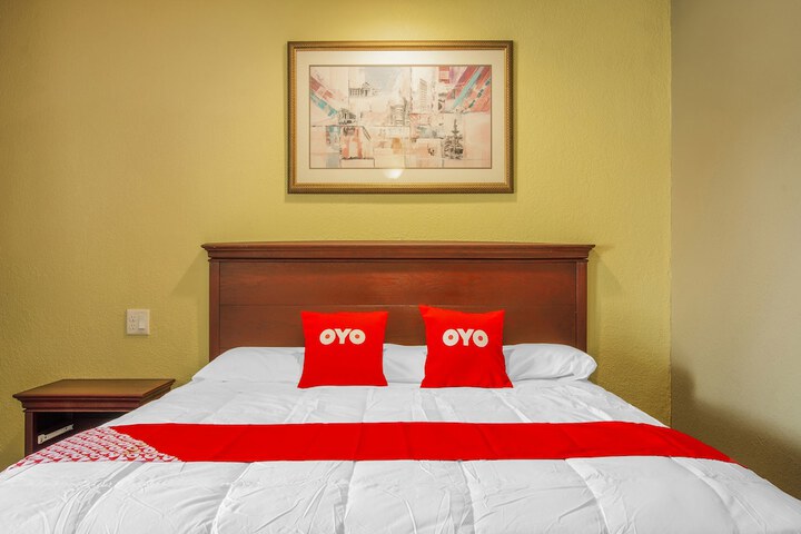 1 King Bed (6 of 9)