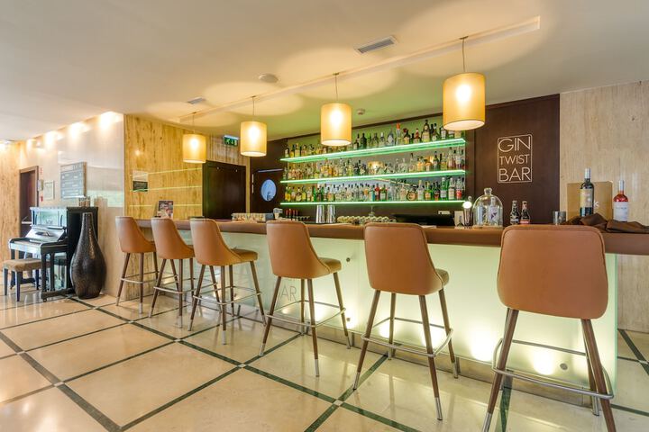 Lounge 69 of 92
