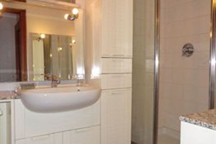 Room 4 of 17