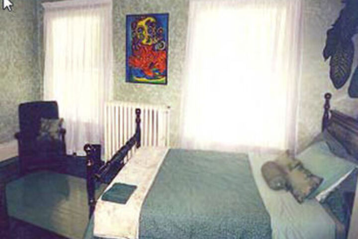 Room 5 of 8